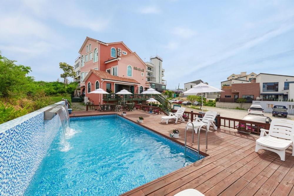 Gangneung Mirabell Spa Pension Bagian luar foto